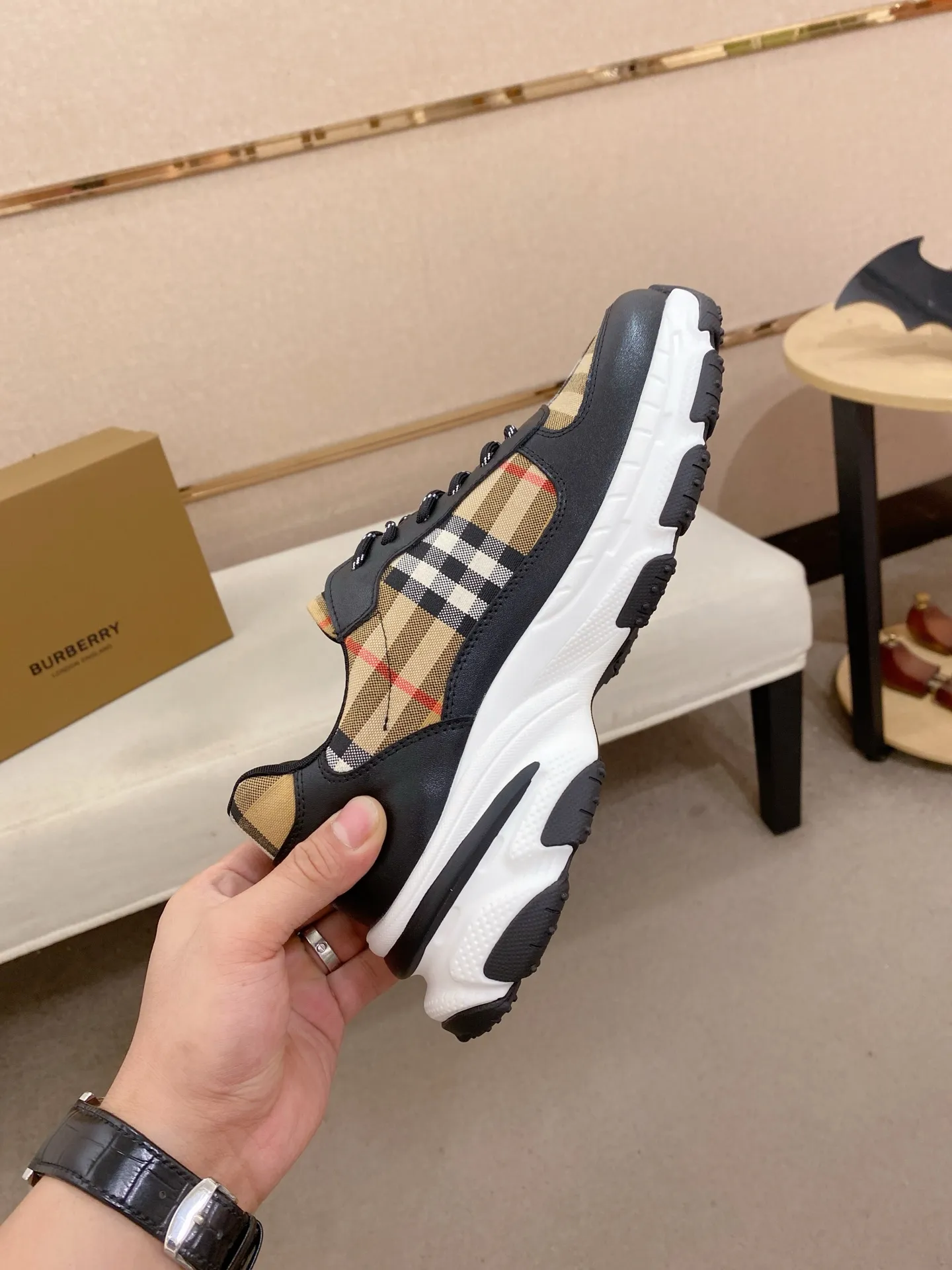 Men's shoes: 442💰🇮🇹🇮🇹The counters are synchronized with BURBERRY's top purchasing agents🔍🔍Synchronized sales. Positive code number: 38-44 Italian imported first-layer cowhide leather with fabric. Fully imported sheepskin lining, sole: the original sole is specially provided by the original factory, the exclusive movable molded sole is super comfortable, the original factory follows the order, 🔍🔍high quality, you can go in and out of the counter at will, welcome to compare. Can be customized. 45 non-refundable